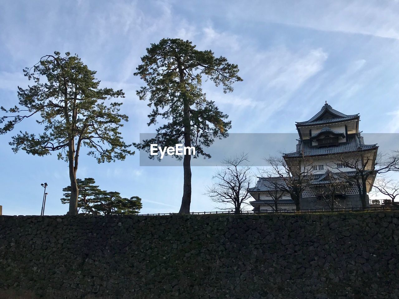 LOW ANGLE VIEW OF BUILT STRUCTURE AGAINST SKY