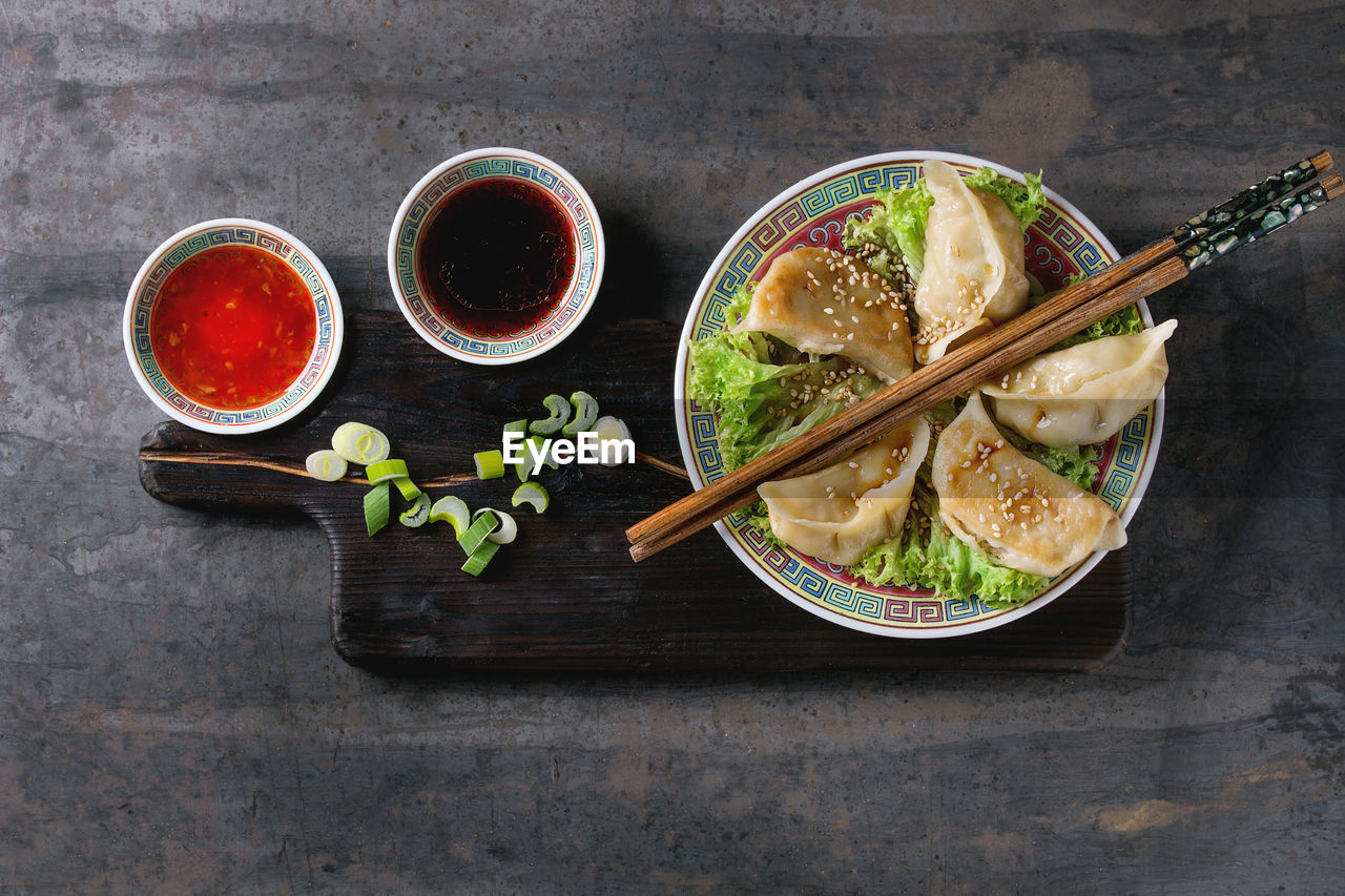 HIGH ANGLE VIEW OF VEGETABLES IN BOWL