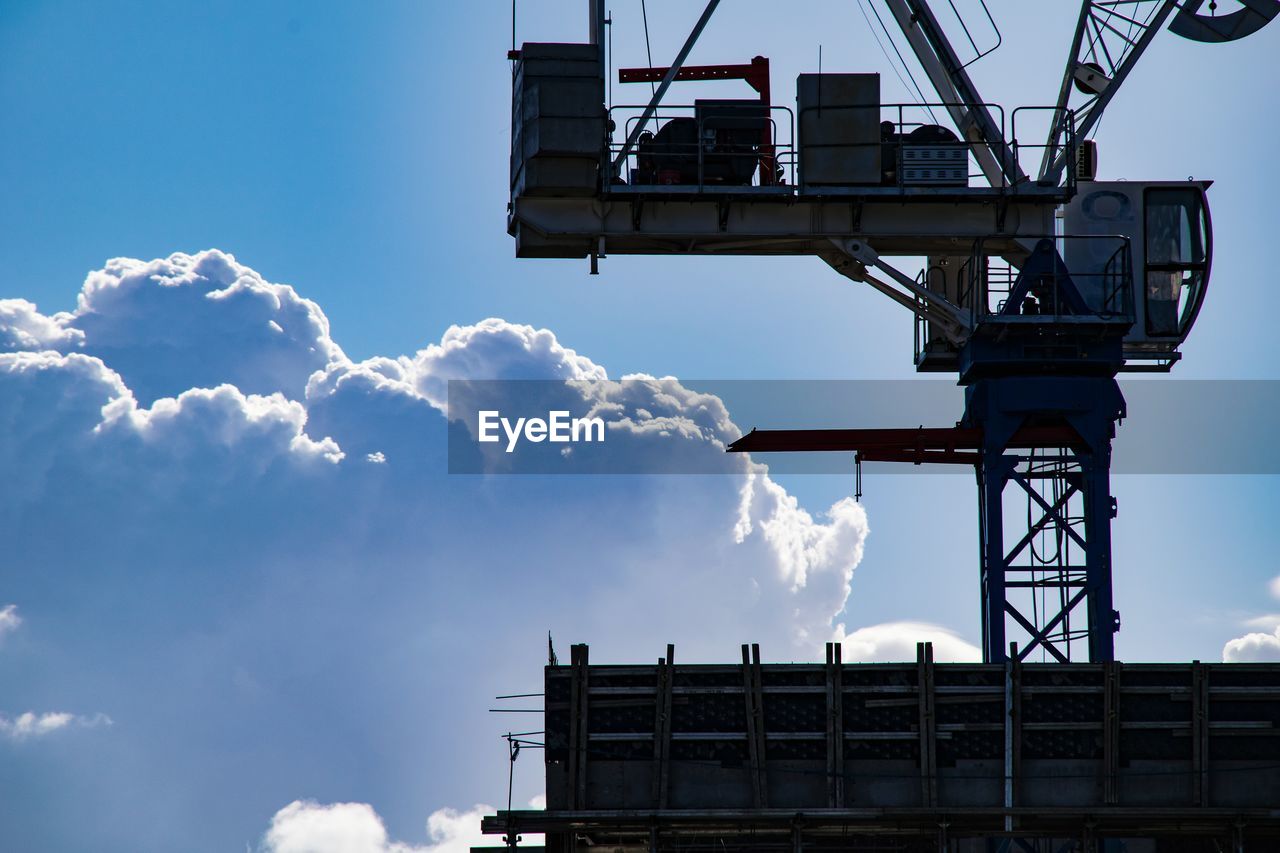 LOW ANGLE VIEW OF CONSTRUCTION CRANE AGAINST SKY