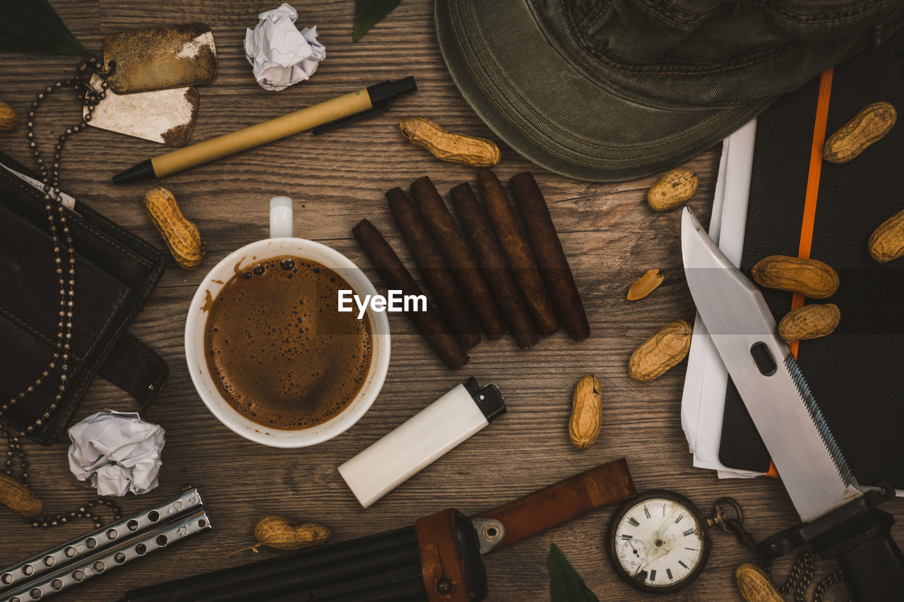 HIGH ANGLE VIEW OF COFFEE AND CUPS ON WOODEN TABLE