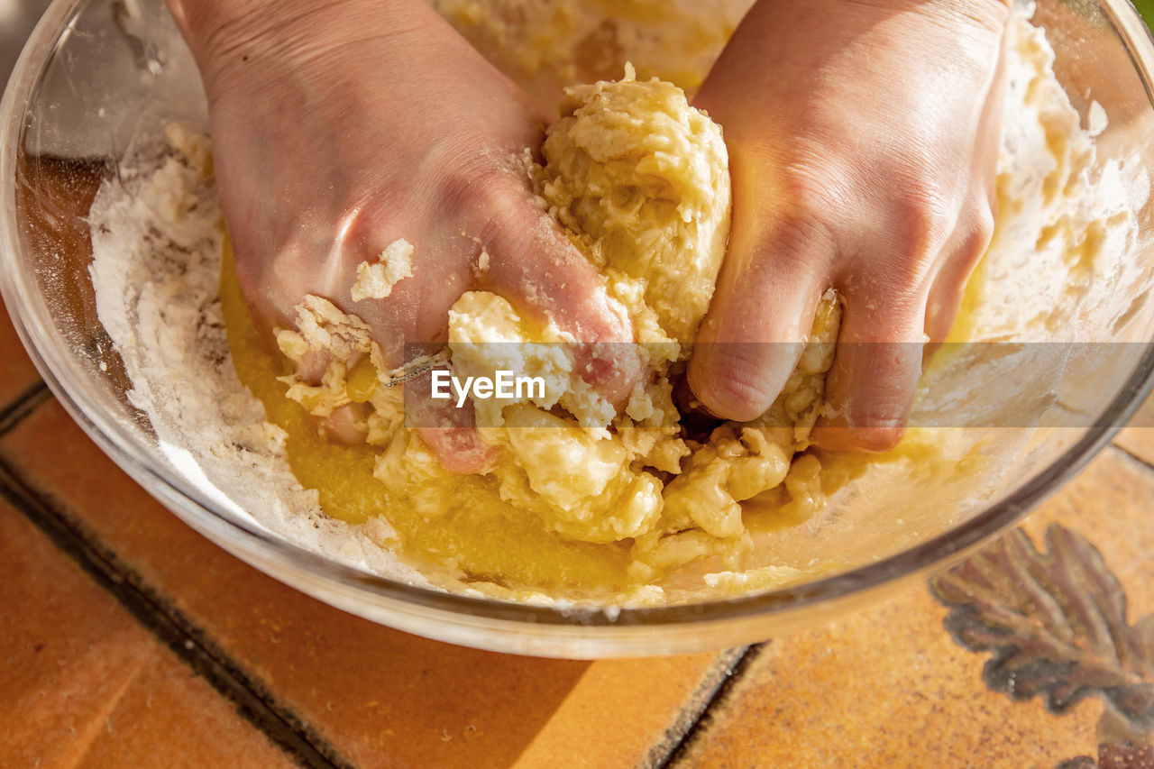 CLOSE-UP OF HAND PREPARING FOOD