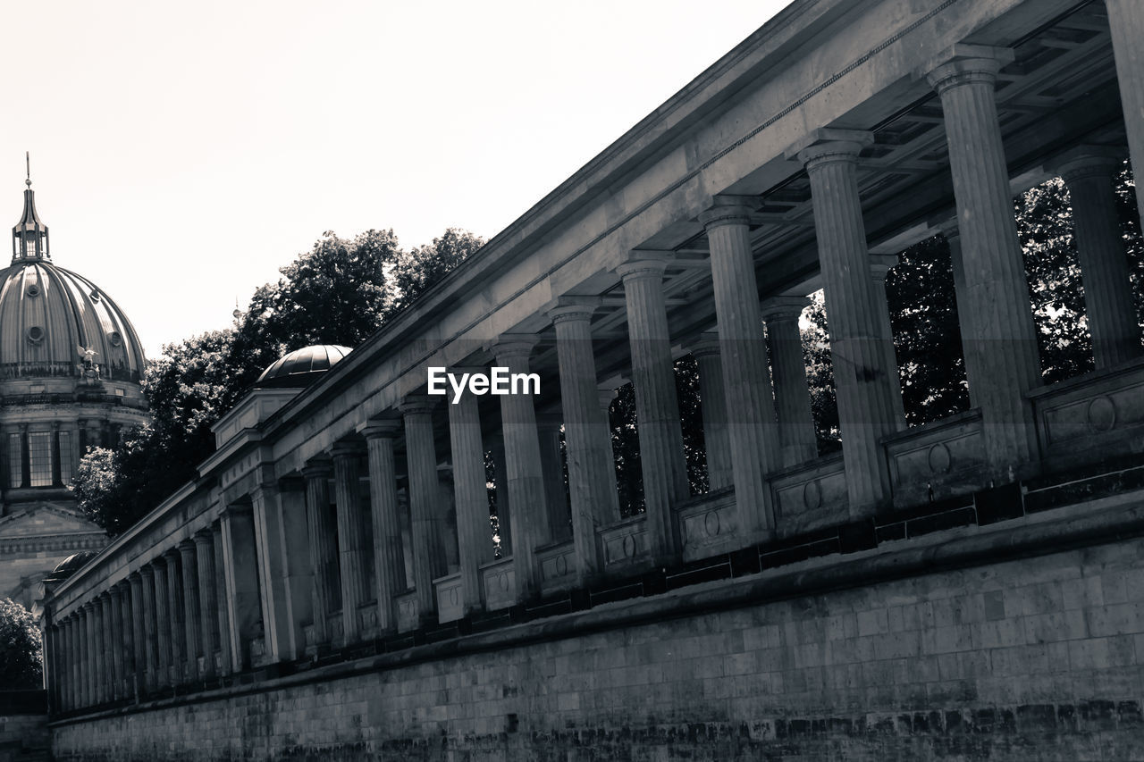 LOW ANGLE VIEW OF BUILT STRUCTURE AGAINST THE SKY