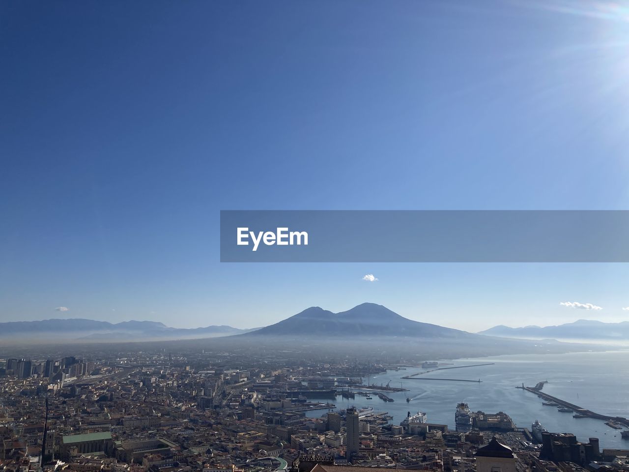 AERIAL VIEW OF TOWNSCAPE AGAINST SKY