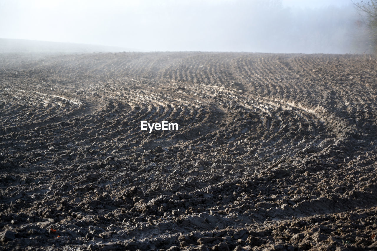 AERIAL VIEW OF LAND ON ARID LANDSCAPE