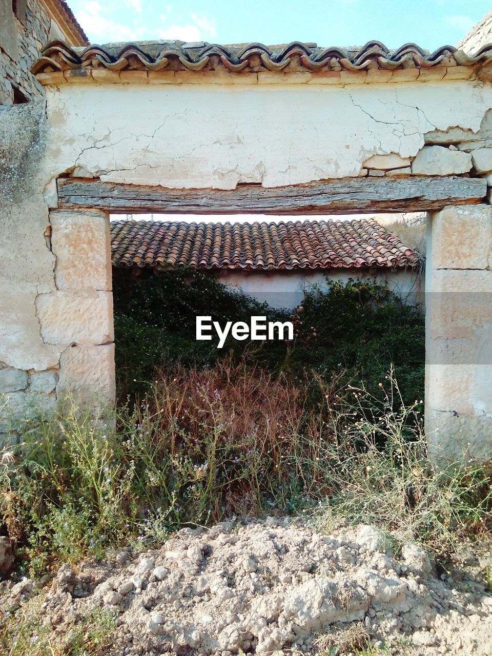 VIEW OF BUILT STRUCTURE AGAINST THE SKY