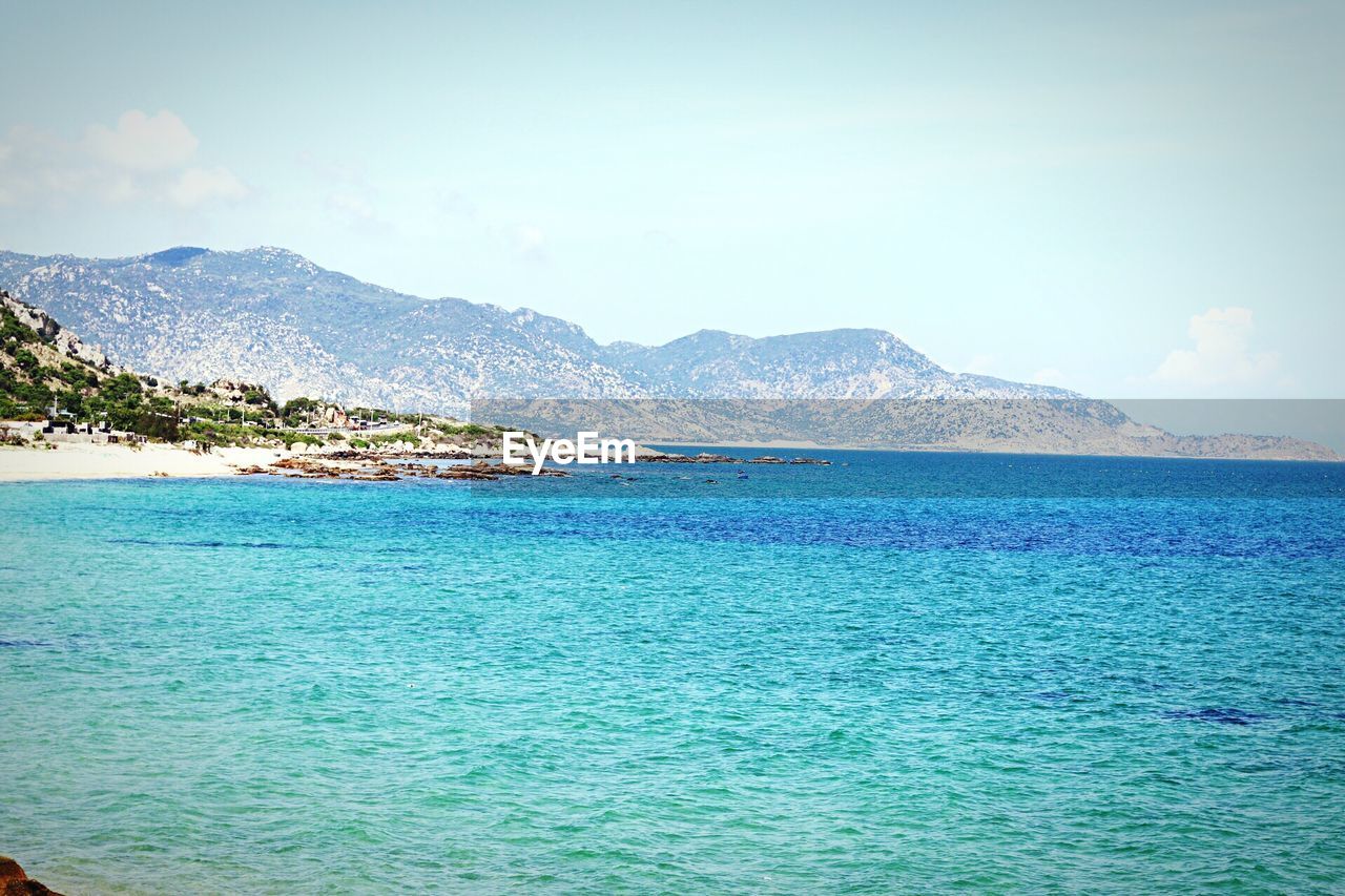 SCENIC VIEW OF SEA AND MOUNTAINS AGAINST SKY