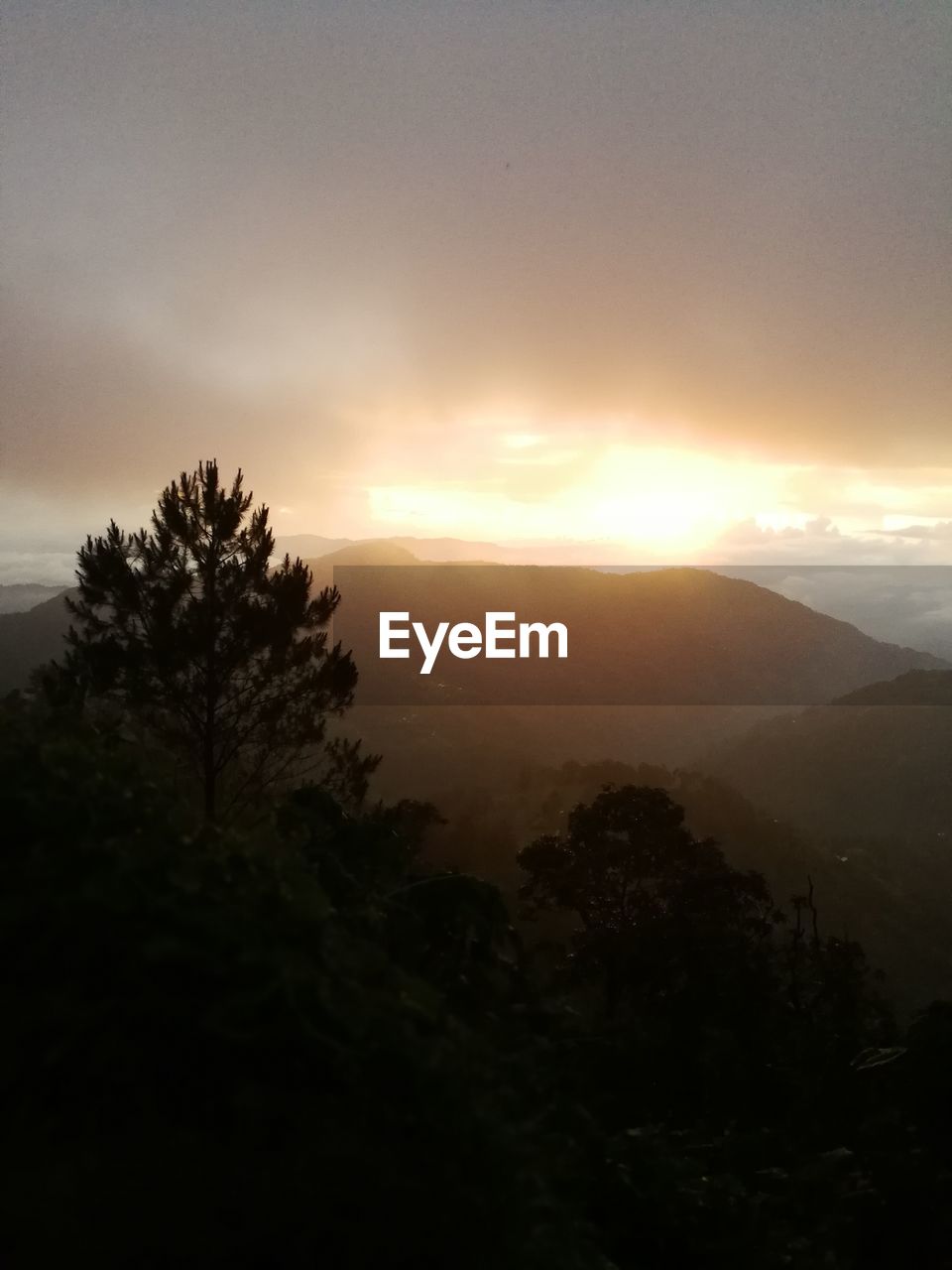 SCENIC VIEW OF SILHOUETTE LANDSCAPE AGAINST SKY AT SUNSET