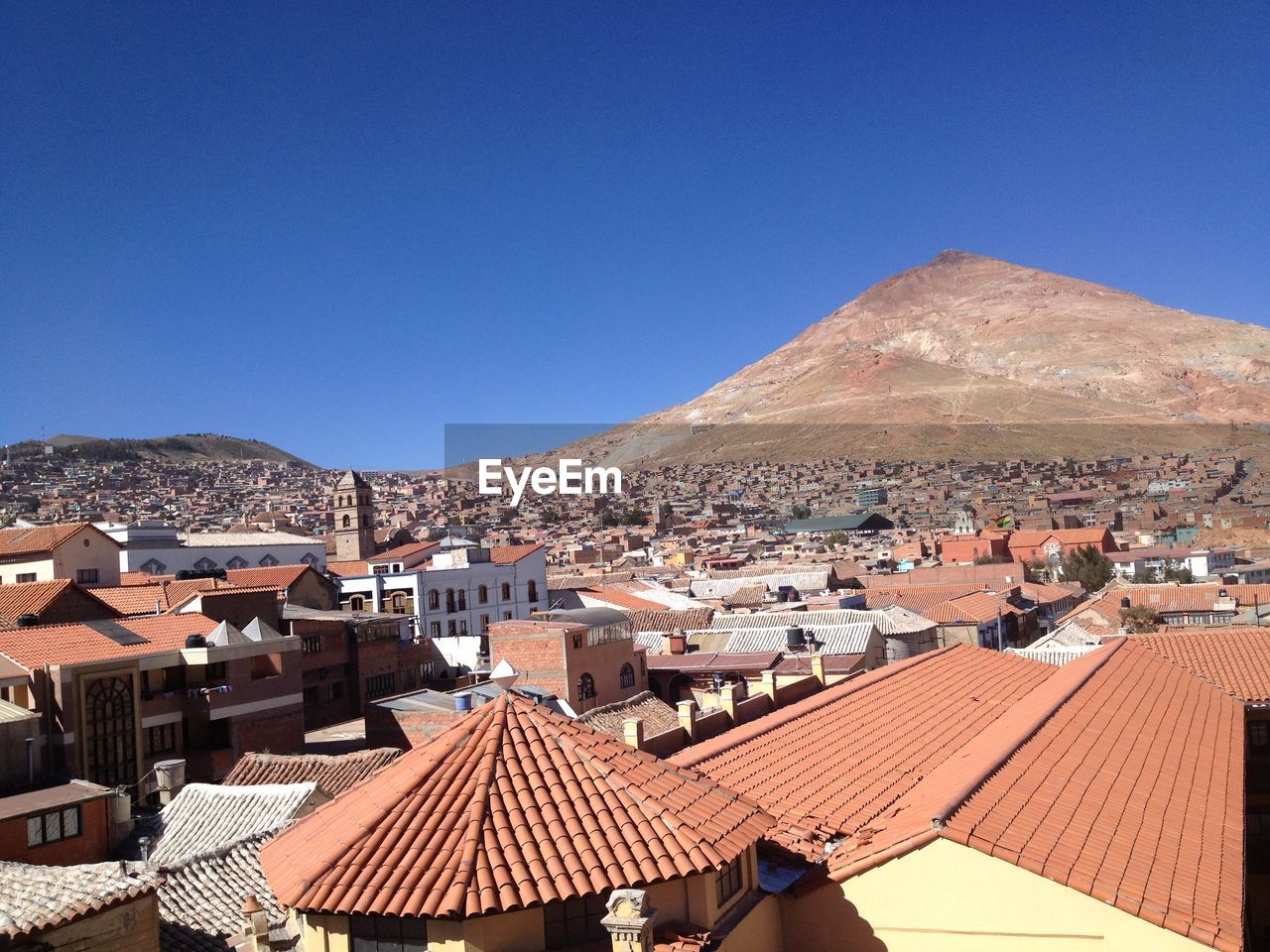 AERIAL VIEW OF TOWNSCAPE AGAINST BLUE SKY