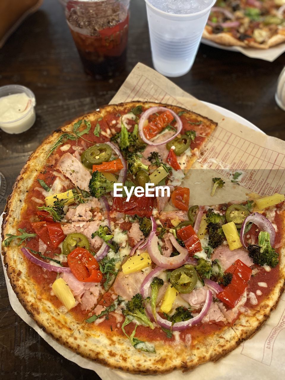 HIGH ANGLE VIEW OF PIZZA SERVED IN PLATE