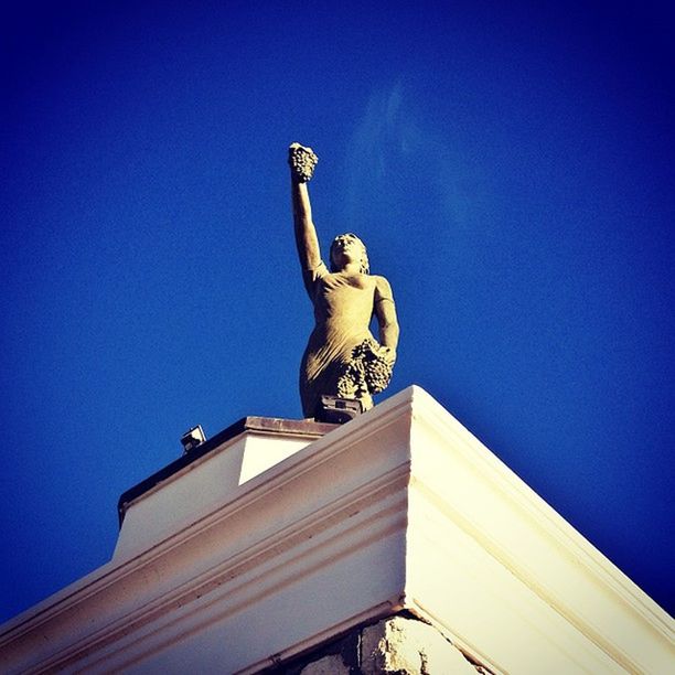 LOW ANGLE VIEW OF STATUES AGAINST CLEAR BLUE SKY