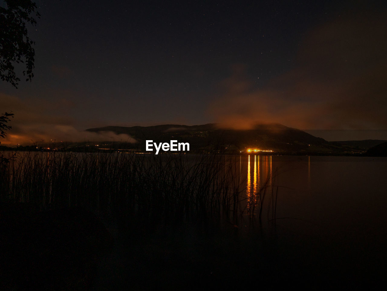 SCENIC VIEW OF LAKE AGAINST SKY AT NIGHT DURING SUNSET