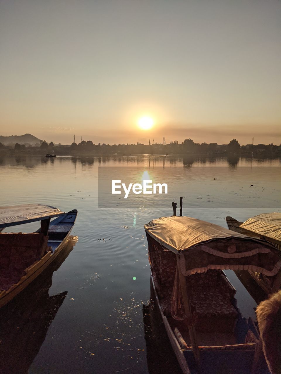 SCENIC VIEW OF LAKE AGAINST SKY AT SUNSET