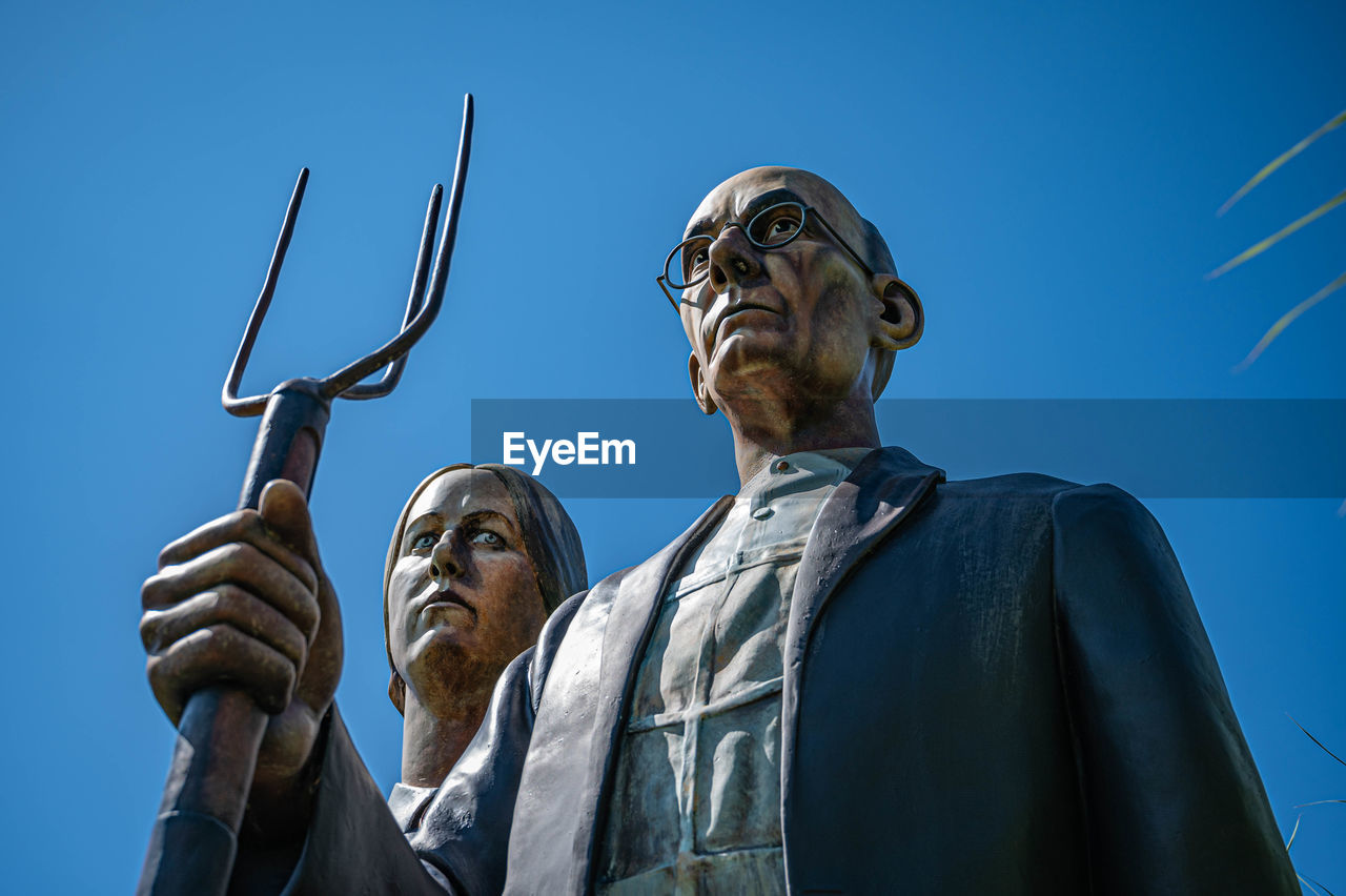 LOW ANGLE VIEW OF STATUE AGAINST CLEAR SKY