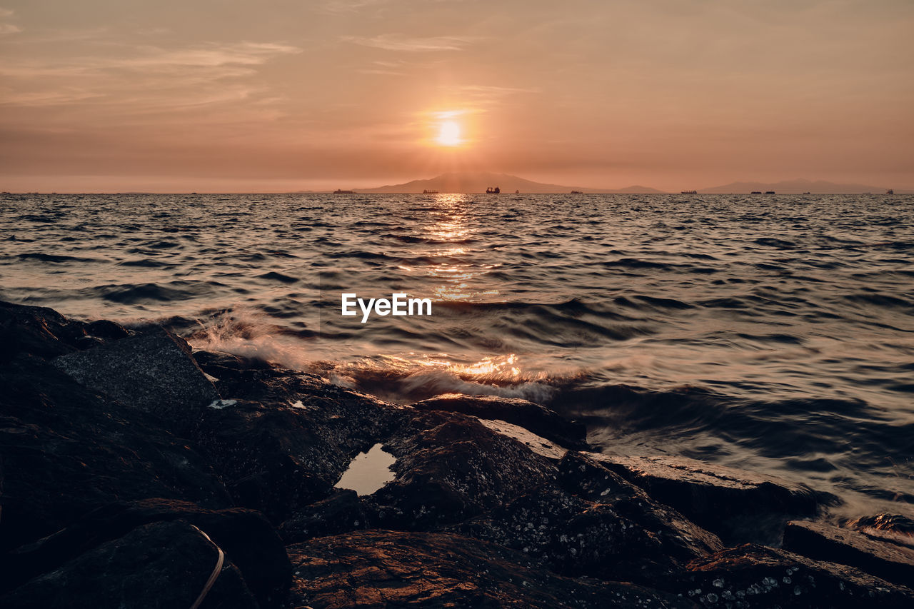 SCENIC VIEW OF SEA AGAINST SUNSET SKY