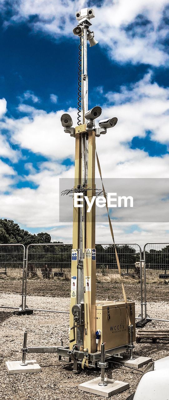 LOW ANGLE VIEW OF CRANE AGAINST SKY