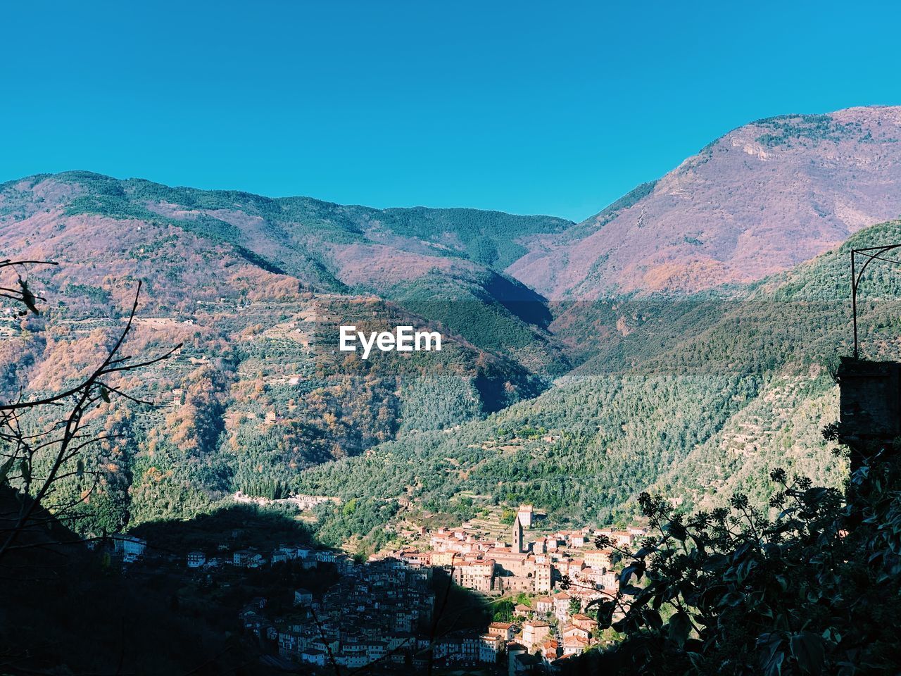 SCENIC VIEW OF MOUNTAIN RANGE AGAINST CLEAR BLUE SKY