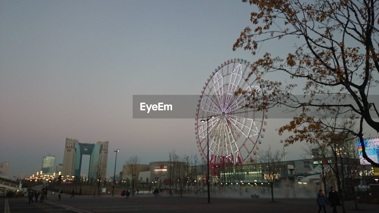 LOW ANGLE VIEW OF FERRIS WHEEL IN AMUSEMENT PARK