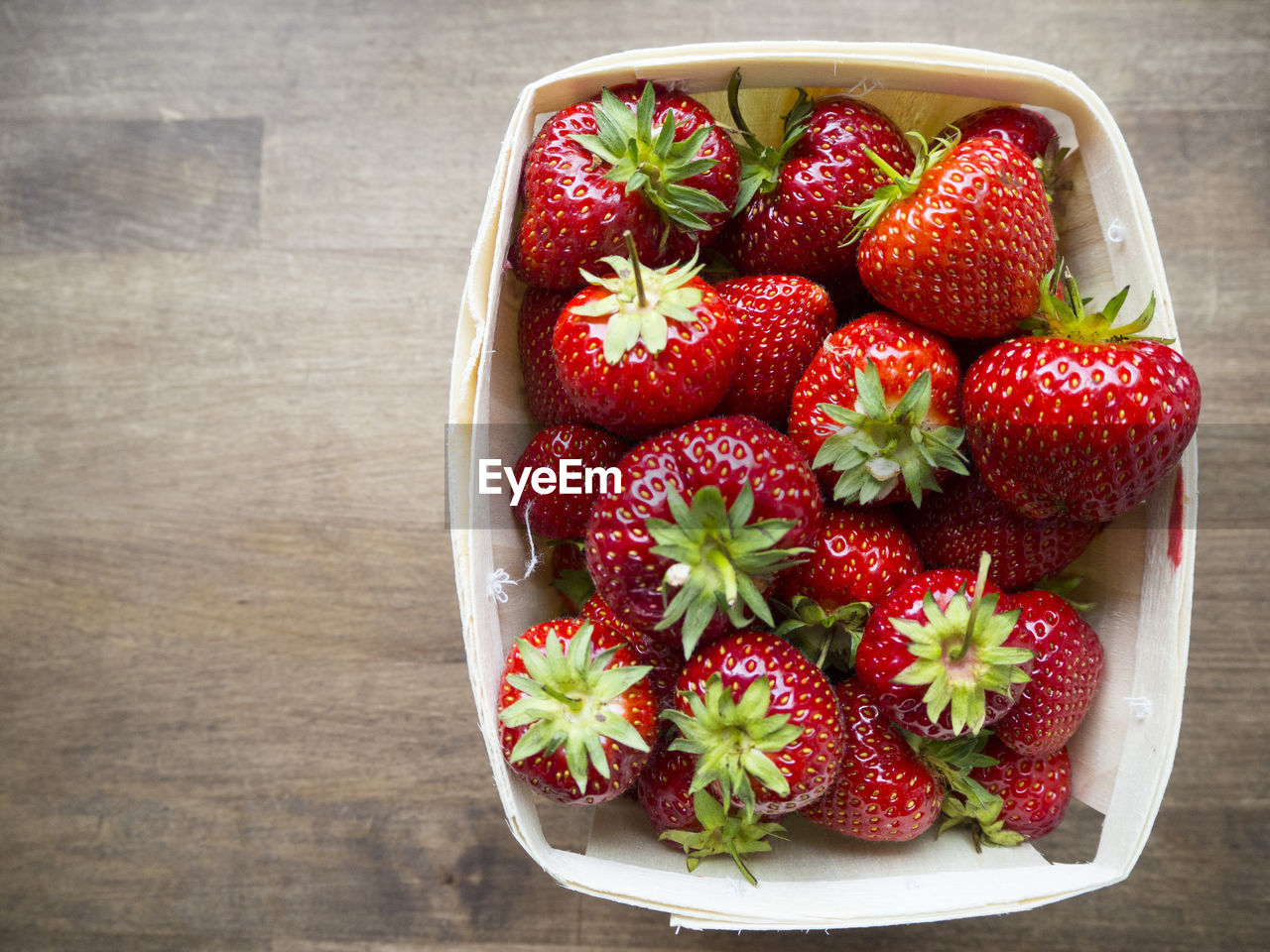 HIGH ANGLE VIEW OF STRAWBERRIES ON TABLE AGAINST WHITE BACKGROUND