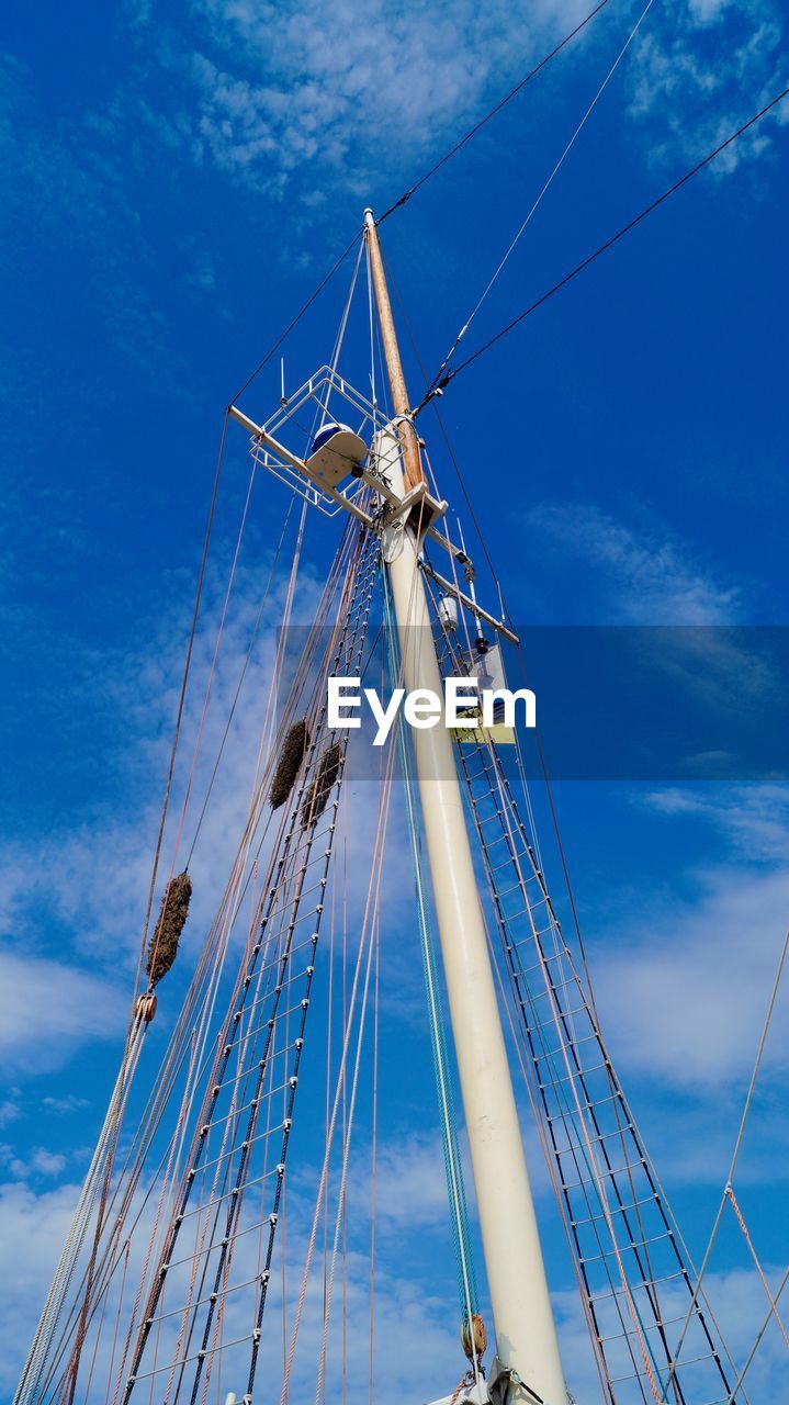 LOW ANGLE VIEW OF SAILBOAT SAILING AGAINST SKY