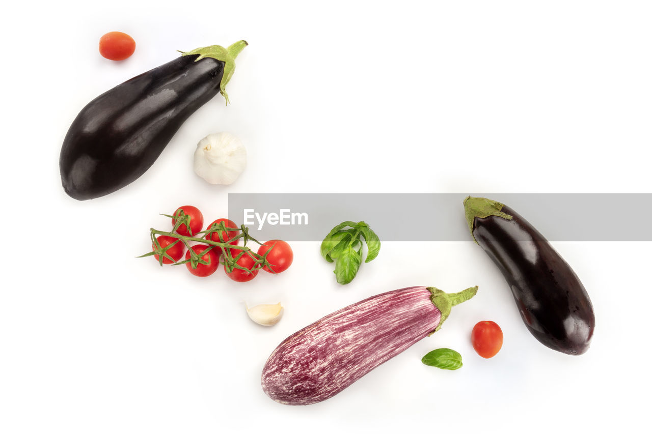 HIGH ANGLE VIEW OF FRUITS AND VEGETABLES ON PLATE