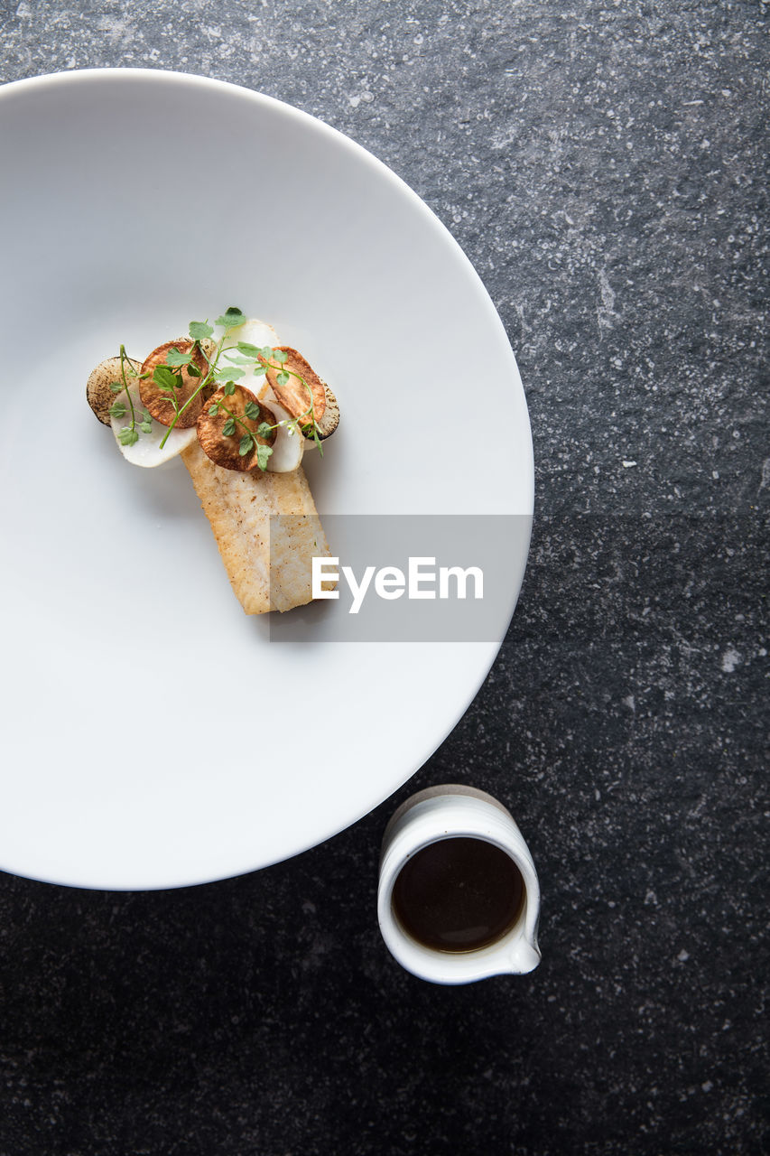 HIGH ANGLE VIEW OF BREAKFAST IN PLATE