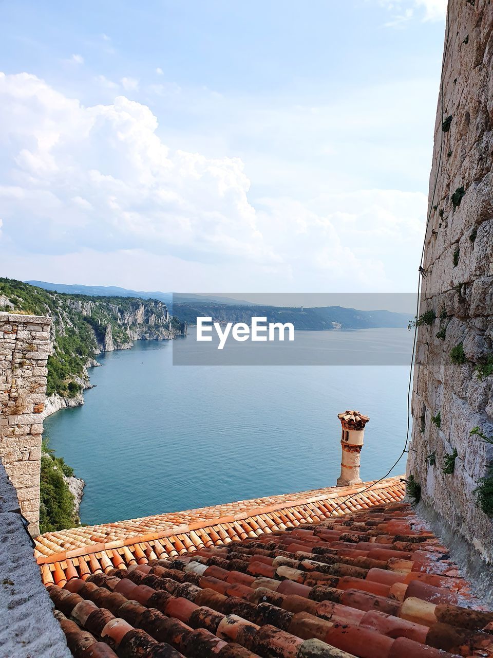 SCENIC VIEW OF SEA AGAINST BUILDINGS