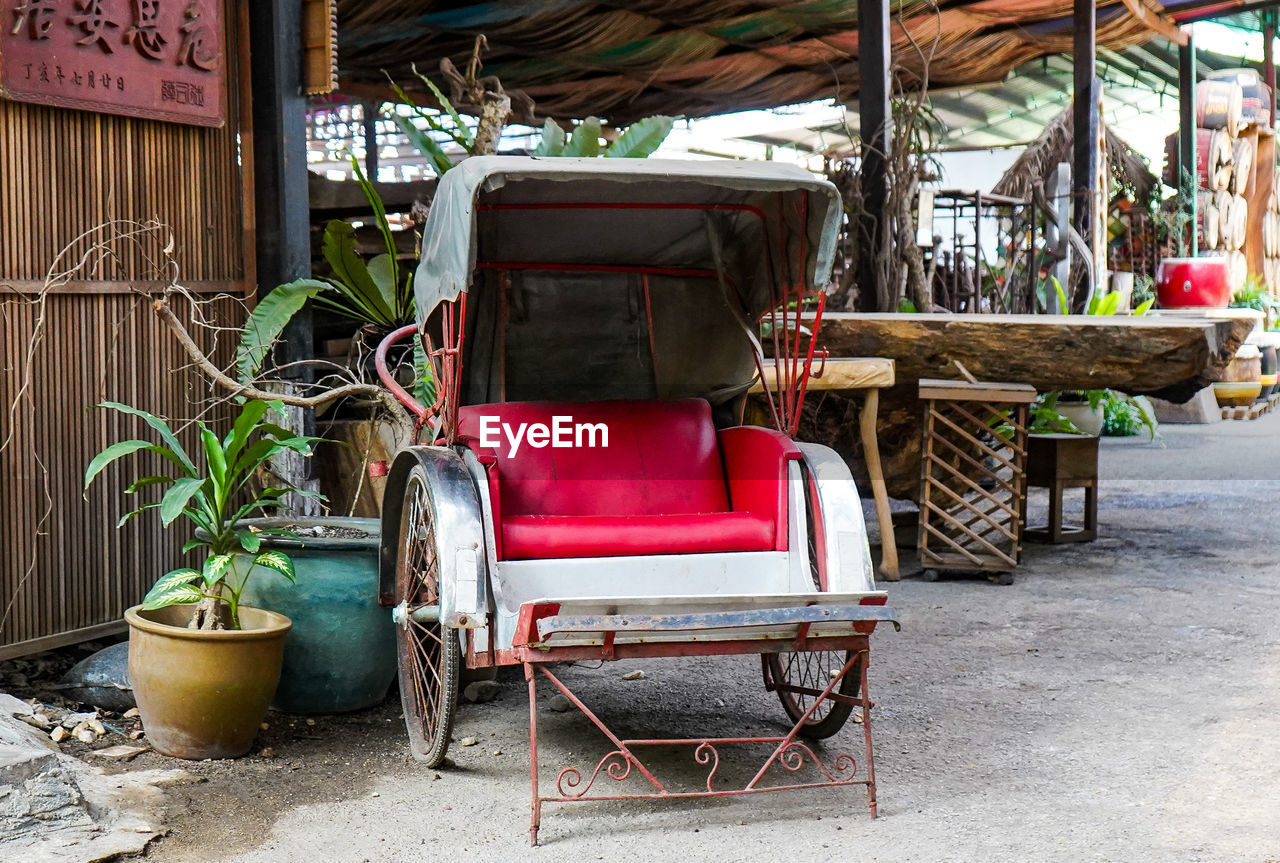 Rickshaw in a yard