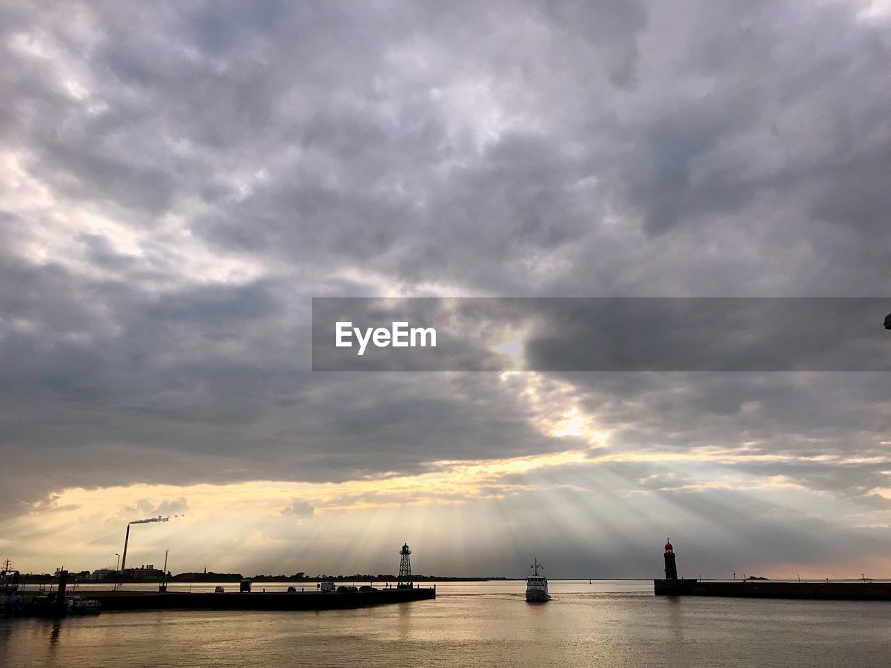 SAILBOATS IN SEA AGAINST SKY DURING SUNSET