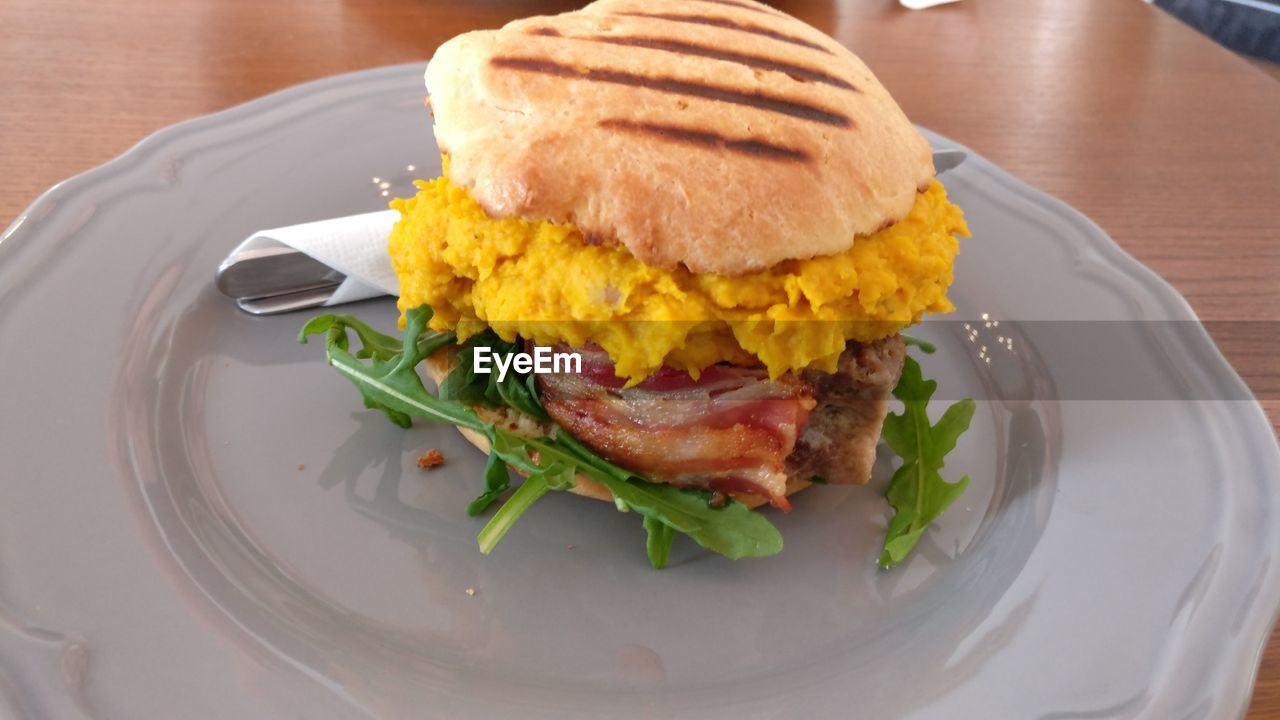 CLOSE-UP OF FOOD SERVED IN PLATE