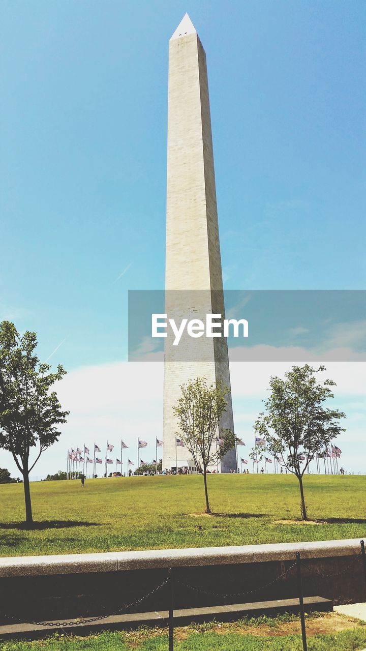 LOW ANGLE VIEW OF MONUMENT STRUCTURE AGAINST SKY