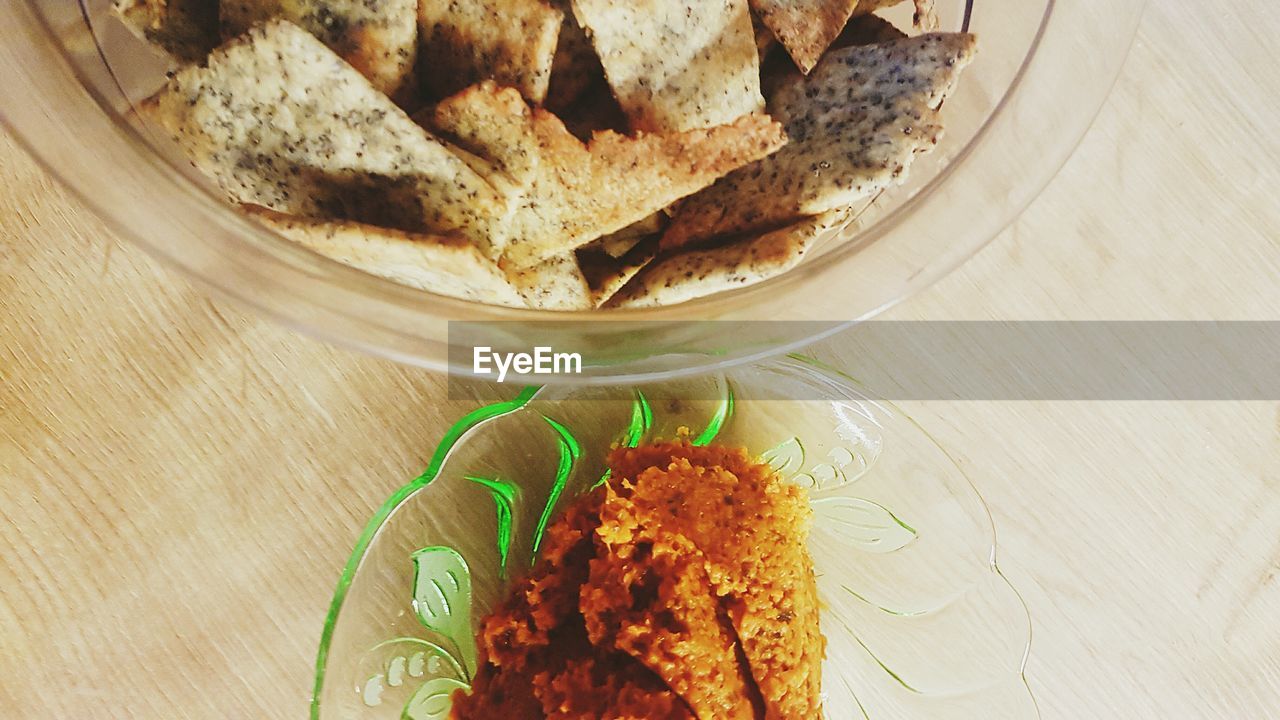 HIGH ANGLE VIEW OF BREAD IN BOWL ON TABLE