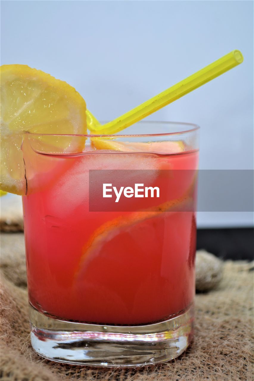 CLOSE-UP OF BEER IN GLASS