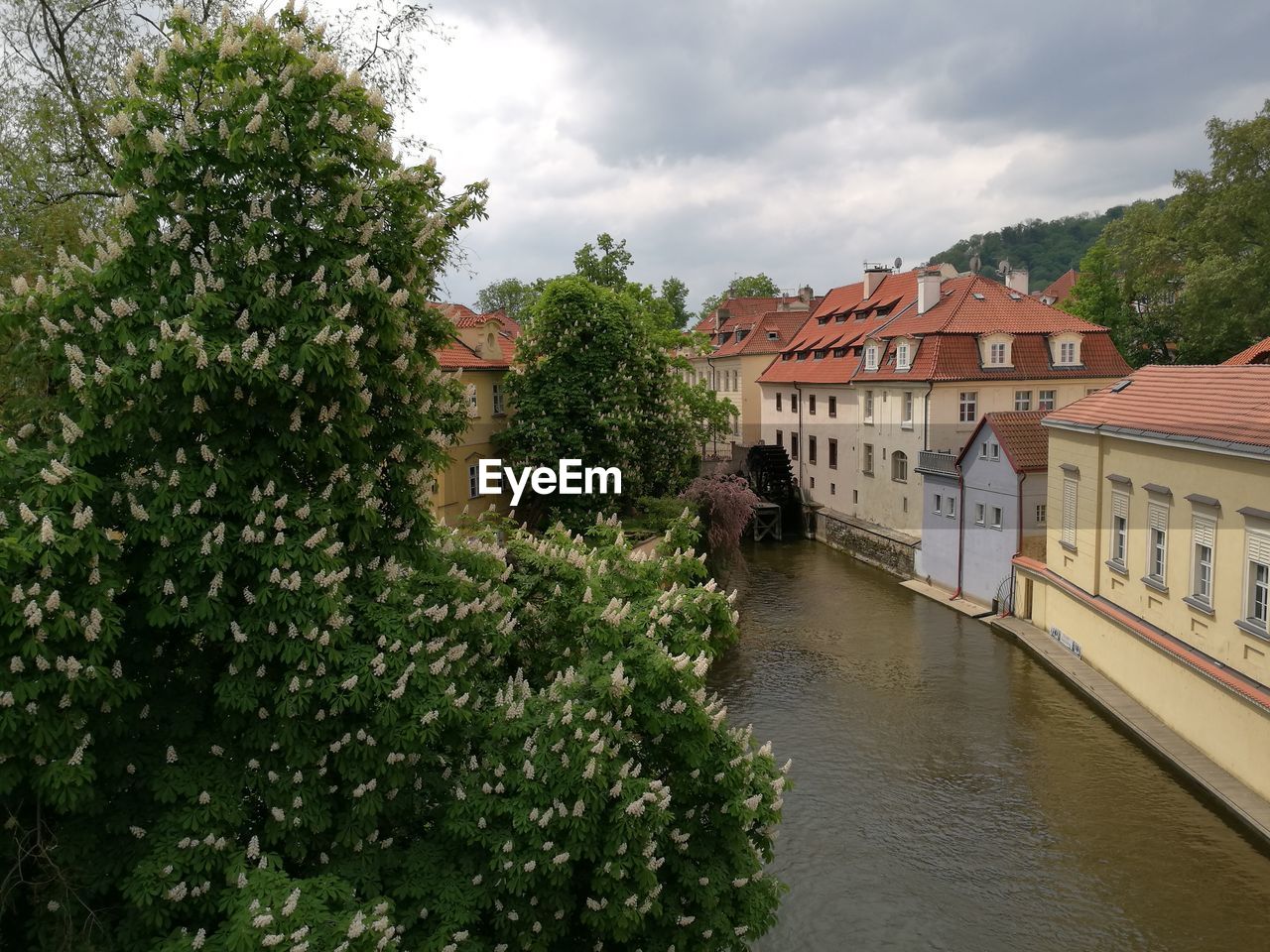 VIEW OF BUILDINGS AGAINST CLOUDY SKY