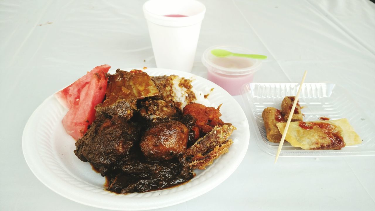 HIGH ANGLE VIEW OF FOOD SERVED IN PLATE