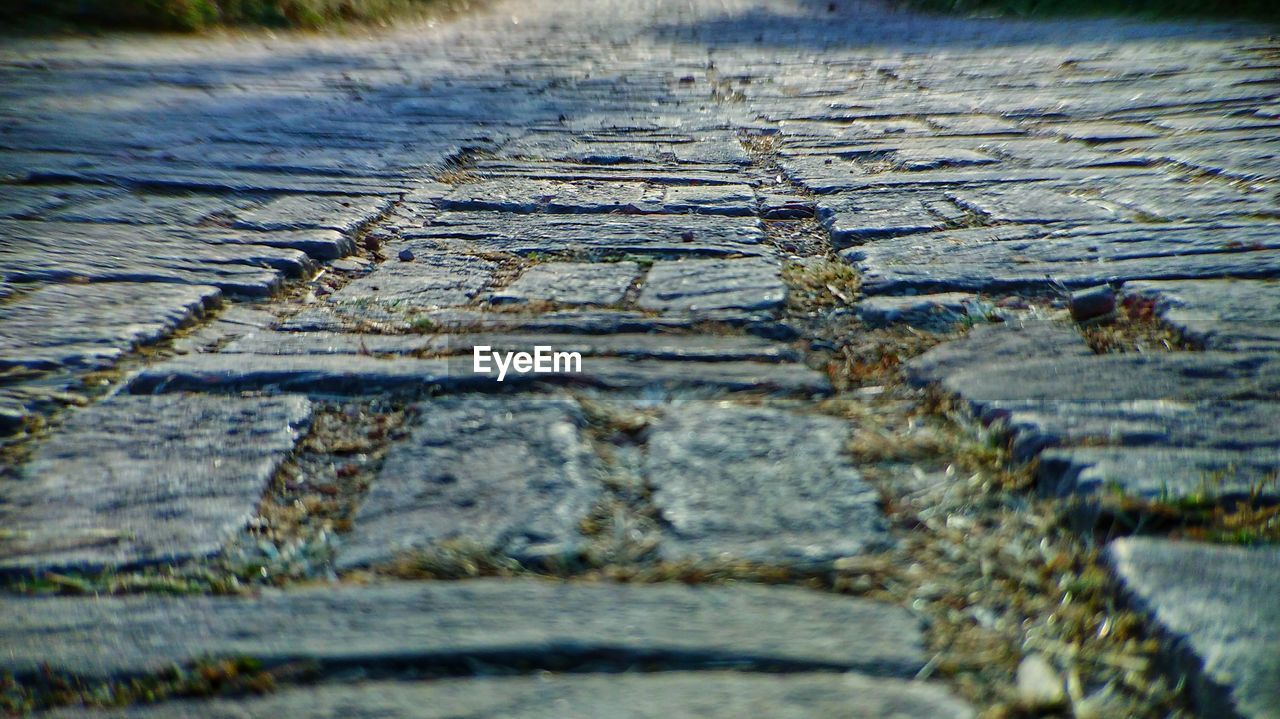 SURFACE LEVEL VIEW OF CRACKED STONES