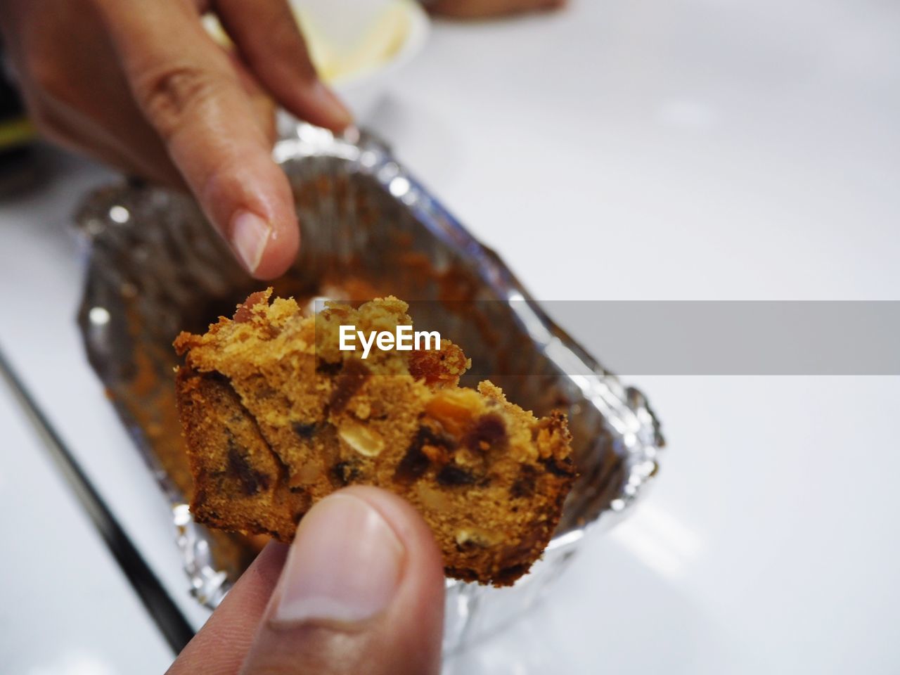 CROPPED IMAGE OF PERSON HOLDING ICE CREAM