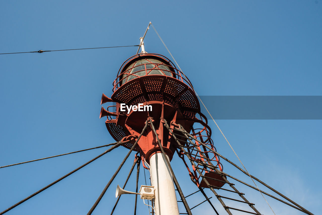 LOW ANGLE VIEW OF FERRIS WHEEL AGAINST CLEAR SKY