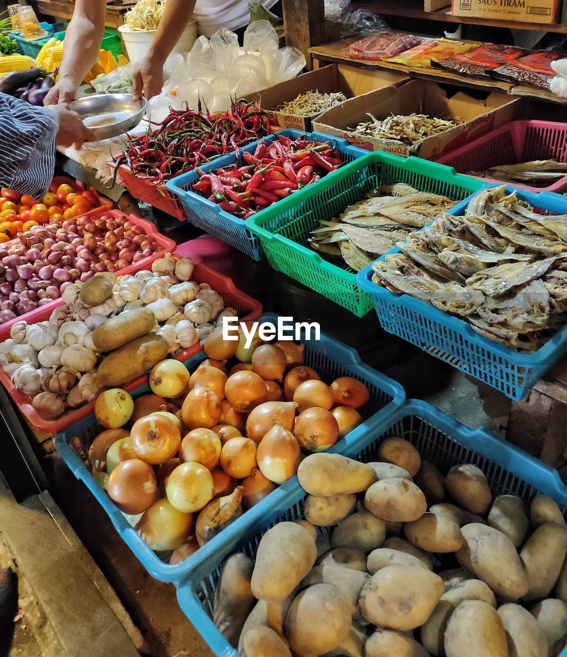 HIGH ANGLE VIEW OF VEGETABLES FOR SALE AT MARKET