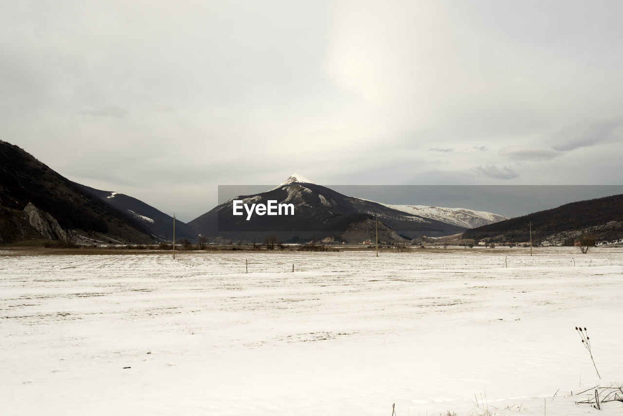 PANORAMIC VIEW OF SNOWCAPPED MOUNTAINS AGAINST SKY