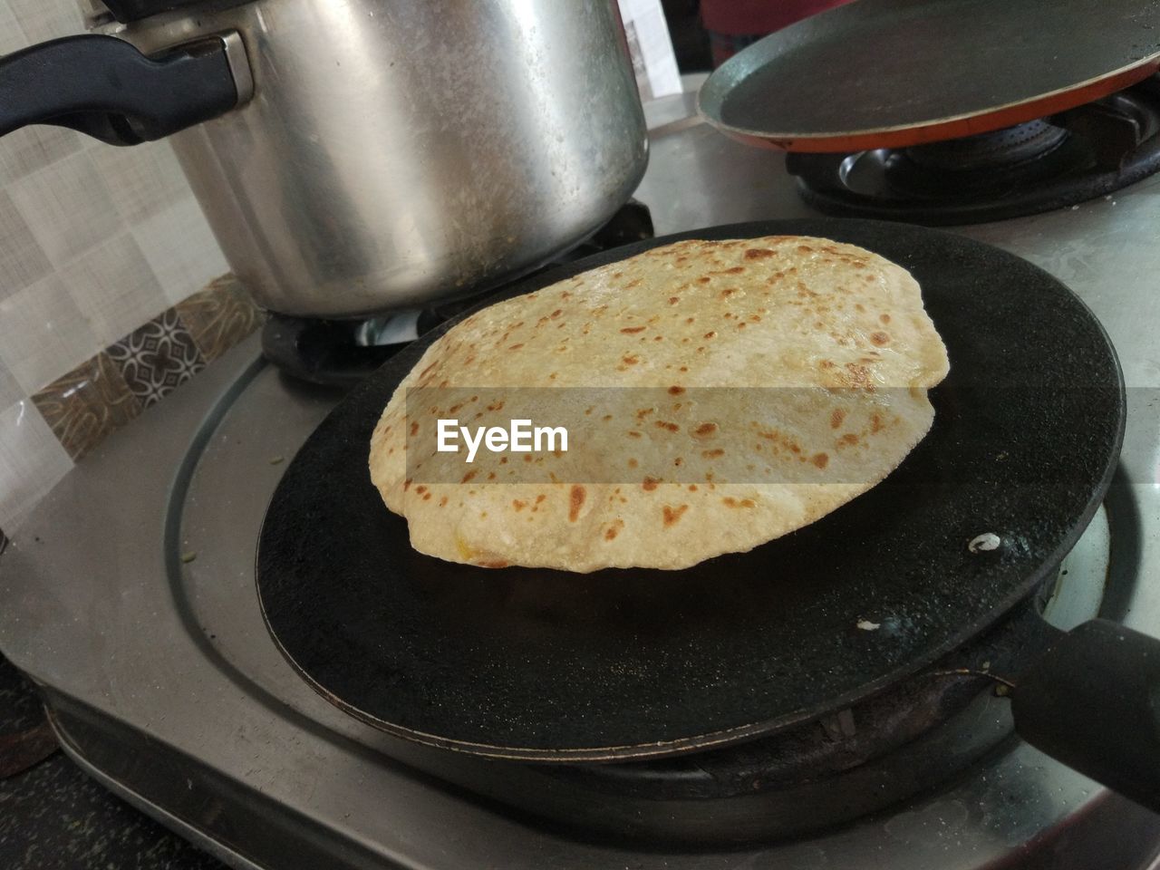 HIGH ANGLE VIEW OF MEAT IN KITCHEN