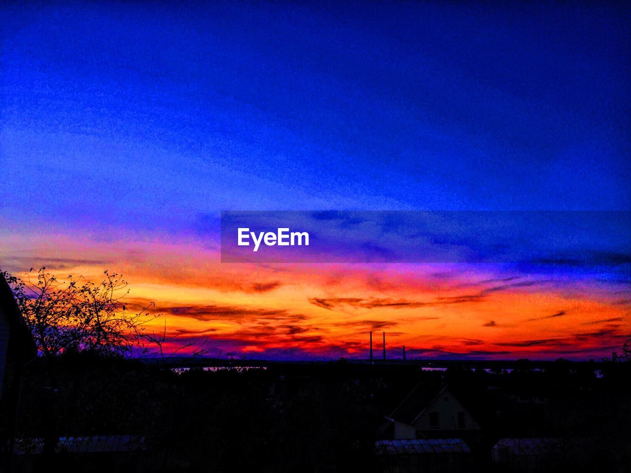 SCENIC VIEW OF DRAMATIC SKY OVER SILHOUETTE BUILDINGS