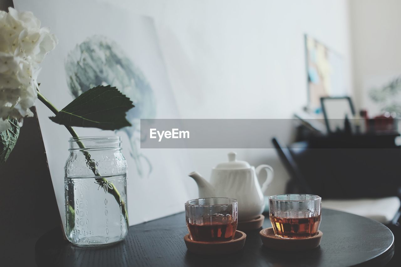 CLOSE-UP OF TEA ON TABLE