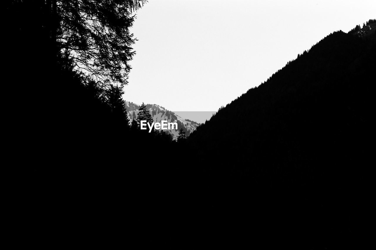 LOW ANGLE VIEW OF SILHOUETTE MOUNTAIN AGAINST SKY