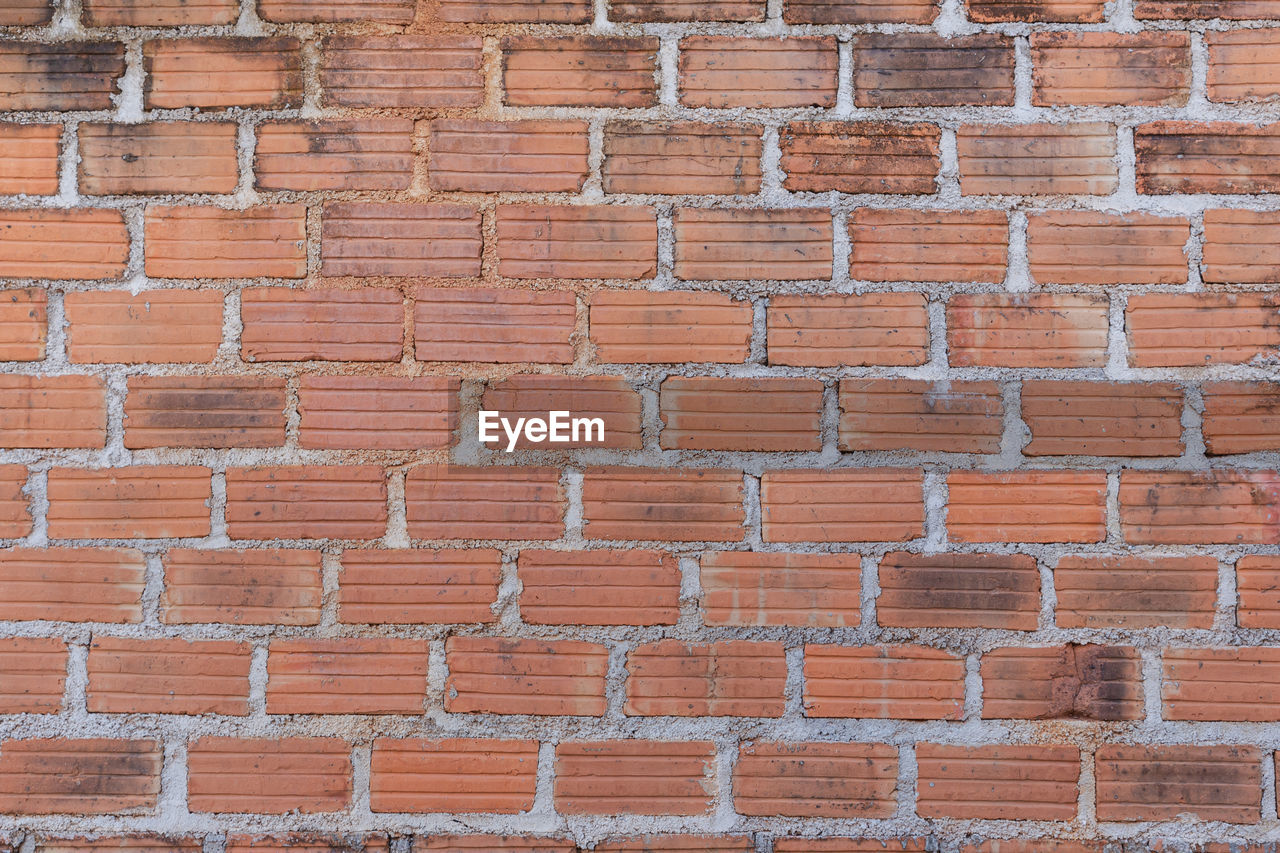 CLOSE-UP OF BRICK WALL