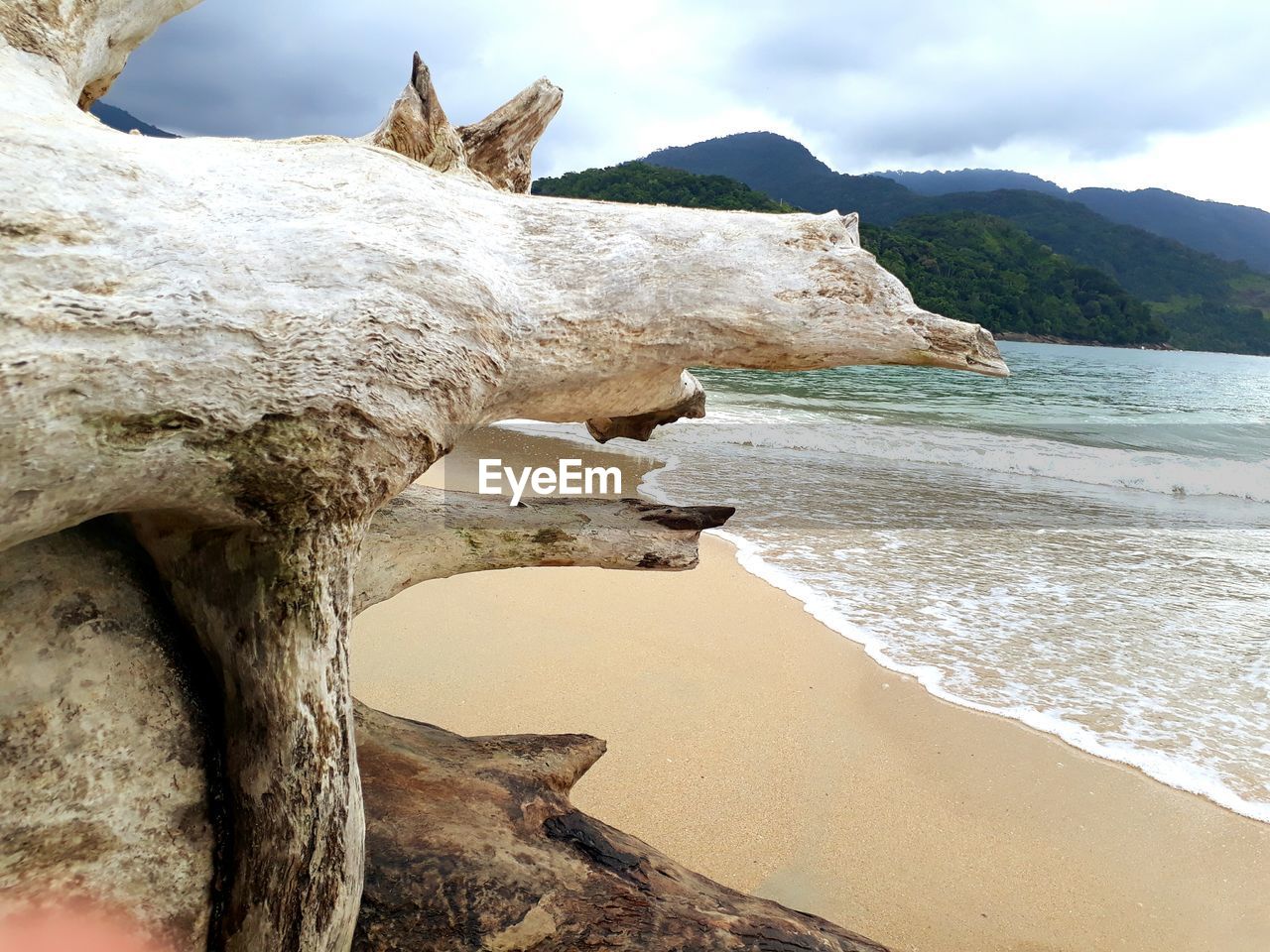 SCENIC VIEW OF SEA AND MOUNTAINS AGAINST SKY