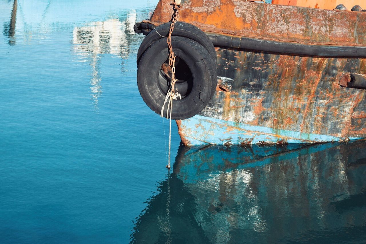 CLOSE-UP OF ROPE HANGING ON BOAT