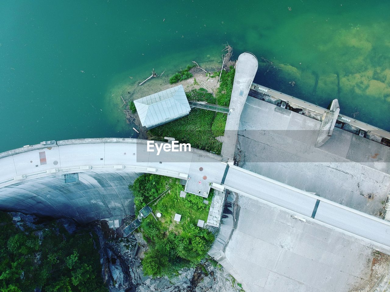 HIGH ANGLE VIEW OF BOATS MOORED AT RIVERBANK