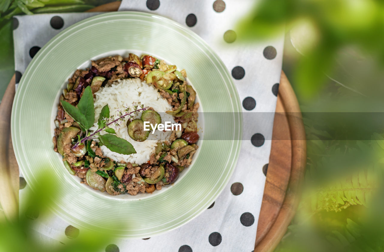 HIGH ANGLE VIEW OF FOOD IN BOWL