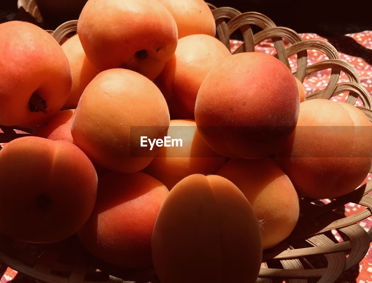 CLOSE-UP OF ORANGES IN MARKET