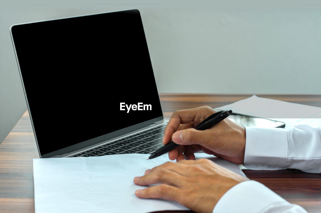 MAN WORKING ON LAPTOP